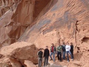 A zone of fringe joints making a small angle to the planar main joint surface in Aztec Sandstone across from the Mouse's Thank at the Valley of Fire State Park, Nevada. The flat surface on the top right of the image represents another joint surface. Students attending a field trip are for scale.